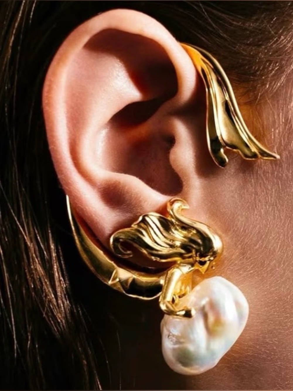 NEW! Trendy Gold Pearl Sculptural Ear Cuff. Unique Mermaid Cuff 🧜‍♀️ A1-27